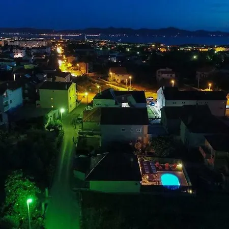 Orange With Heated Pool And Parking Ferienhaus