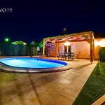 펜션 Orange With Heated Pool And Parking *