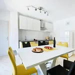 펜션 Orange With Heated Pool And Parking 자다르