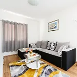 펜션 Orange With Heated Pool And Parking 자다르