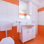 펜션 Orange With Heated Pool And Parking 자다르