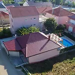 펜션 Orange With Heated Pool And Parking