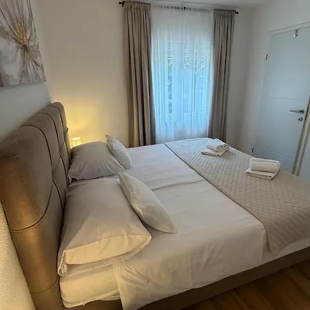 Orange Peaceful Retreat *
