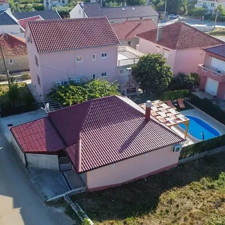 펜션 Orange With Heated Pool And Parking