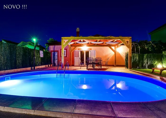 Casa vacanze Orange With Heated Pool And Parking Zara