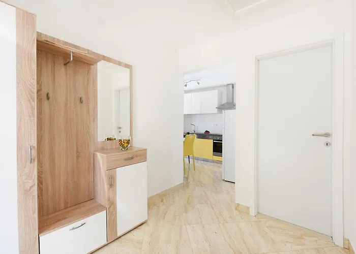 Orange With Heated Pool And Parking 펜션 자다르