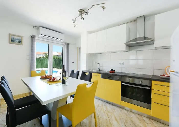 펜션 Orange With Heated Pool And Parking 자다르