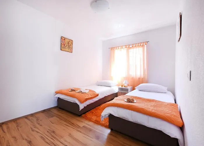 Casa vacanze Orange With Heated Pool And Parking Zara