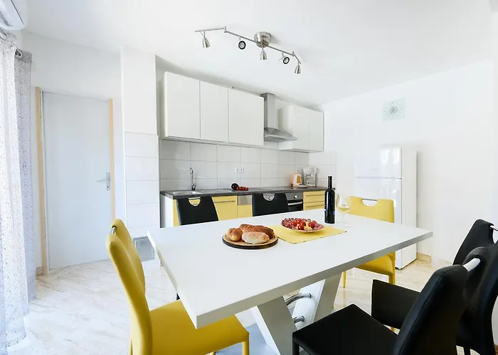 펜션 Orange With Heated Pool And Parking 자다르