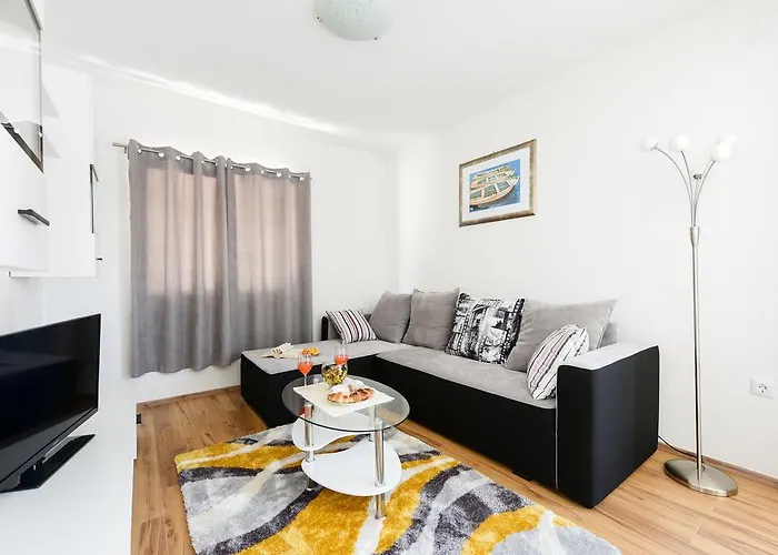 펜션 Orange With Heated Pool And Parking 자다르